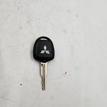 Load image into Gallery viewer, Mitsubishi KEY,DOOR LOCK TRANSMITTER | 6370B986
