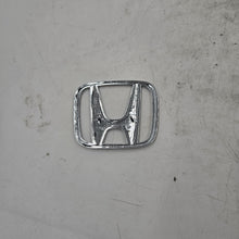 Load image into Gallery viewer, Honda Rear Emblem 75701-T5A-000
