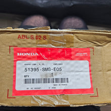 Load image into Gallery viewer, Honda Front Right Compliance Bracket 51395-SMG-E05
