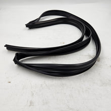 Load image into Gallery viewer, Honda Front Right Door Runchannel 72235-SMR-E01
